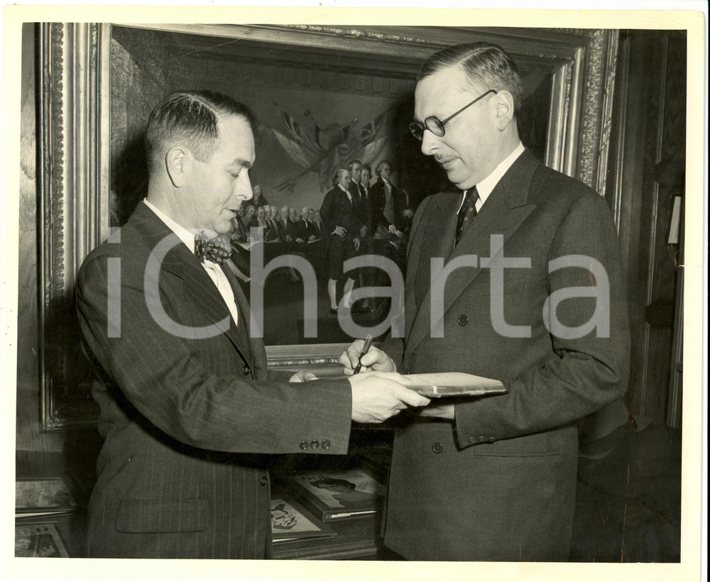 Fotografia d epoca originale 1951 WASHINGTON René PLEVEN firma al NATIONAL PRESS CLUB di Carson LYMAN Foto 1