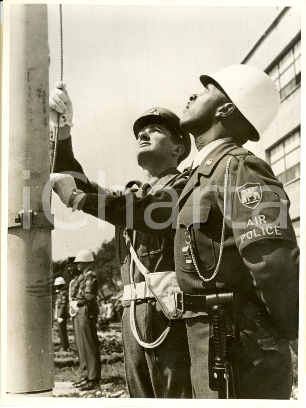 Fotografia d epoca originale 1954 NAPOLI FORZE ALLEATE SUD EUROPA Militari issano bandiera nella nuova sede 1