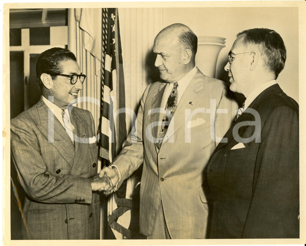 Fotografia d epoca originale 1950ca WASHINGTON Joaquin Miguel ELIZALDE ambasciatore FILIPPINE e Louis JOHNSON 1