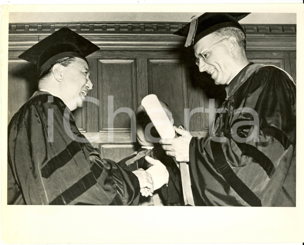 Fotografia d epoca originale 1949 NEW YORK USA Elpidio QUIRINO PHILIPPINES honorary degree Laurence McGINLEY 1