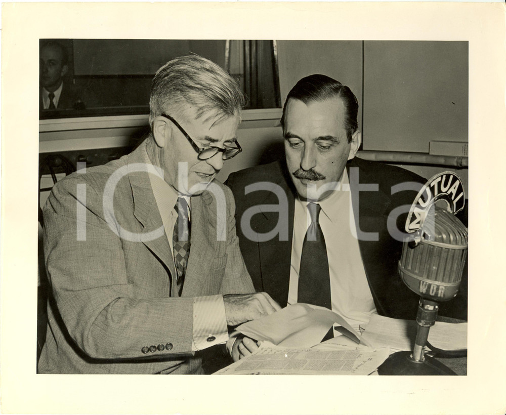 Fotografia d epoca originale 1950 NEW YORK Henry WALLACE con Everett HOLLES alla radio Microfono MUTUAL Foto 1