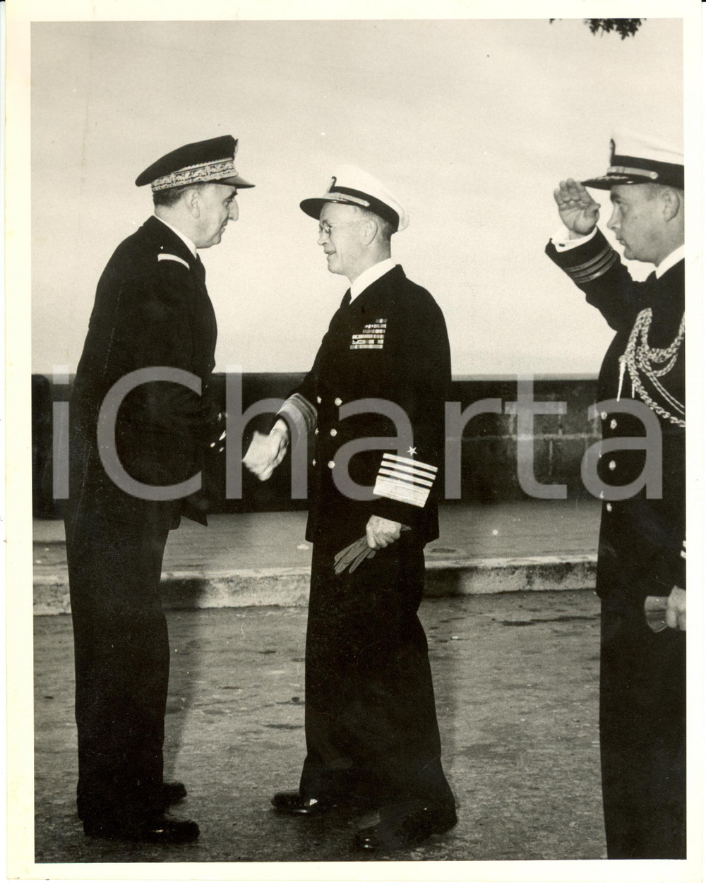 Fotografia d epoca originale 1950 ca NAPOLI Robert BOSTWICK CARNEY Comandante NATO Antoine SALA ammiraglio 1