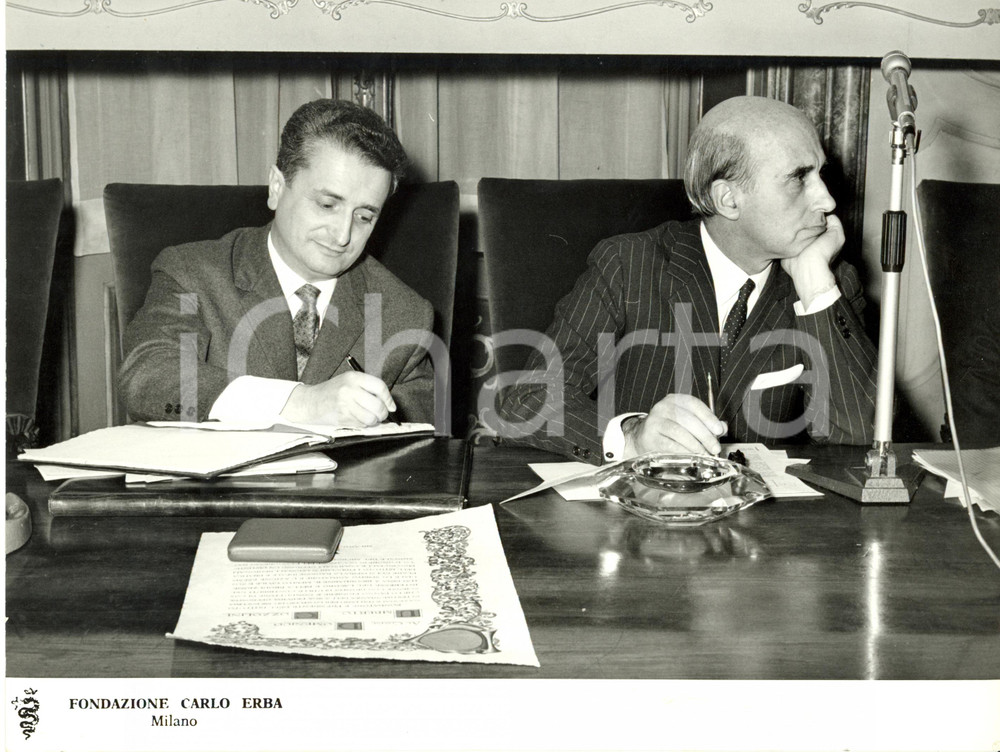 Fotografia d epoca originale 1969 MILANO Fondazione CARLO ERBA I Congresso INISM Due dei relatori Fotografia 1