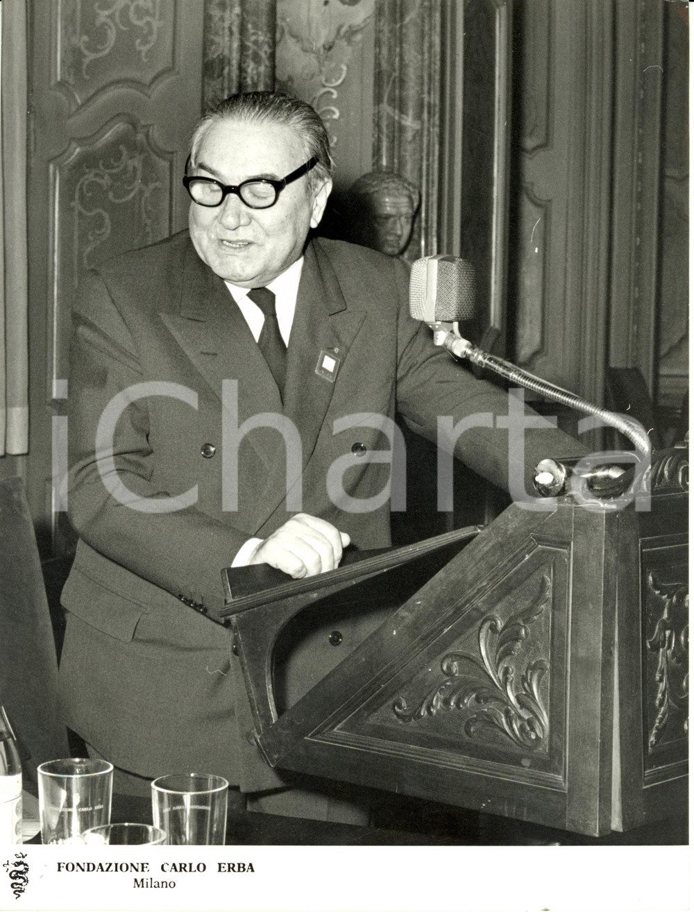 Fotografia d epoca originale 1969 MILANO Fondazione CARLO ERBA I Congresso INISM Un relatore parla Fotografia 1