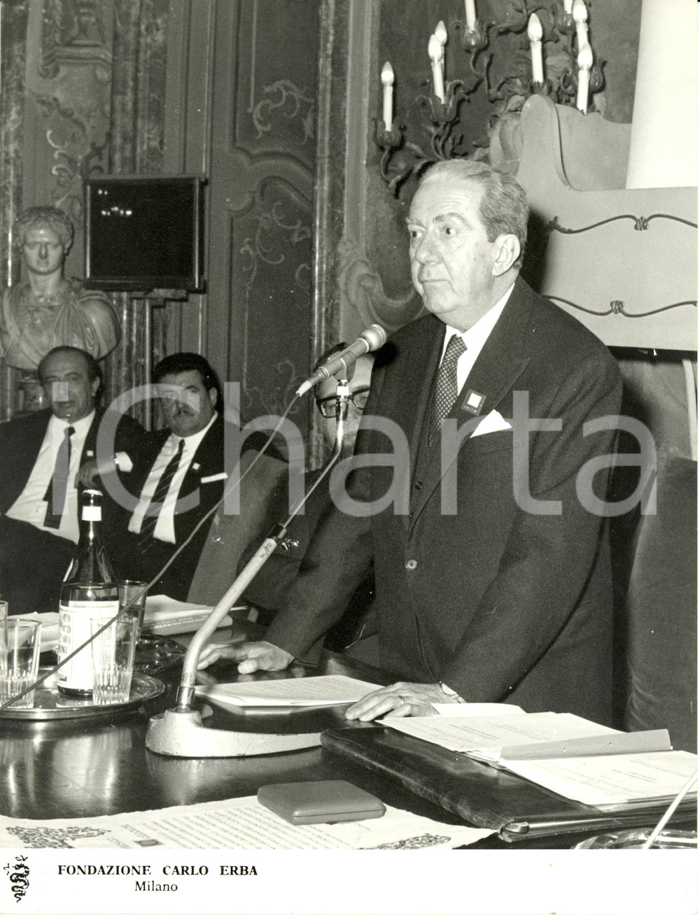 Fotografia d epoca originale 1969 MILANO Fondazione CARLO ERBA I Congresso INISM Relatore tiene discorso Foto 1