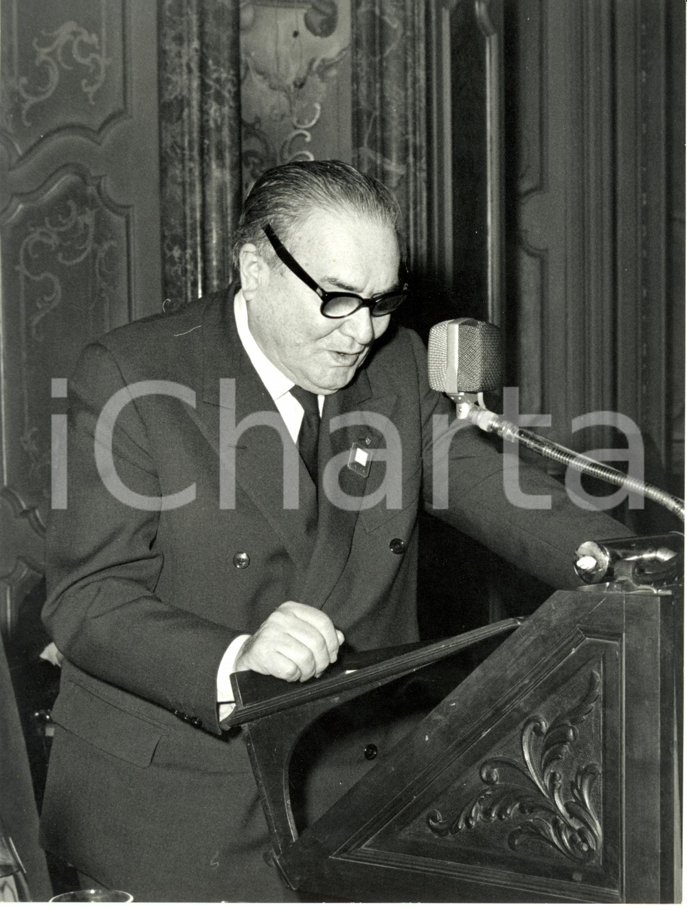 Fotografia d epoca originale 1969 MILANO Fondazione CARLO ERBA Convegno INISM Un relatore tiene discorso Foto 1