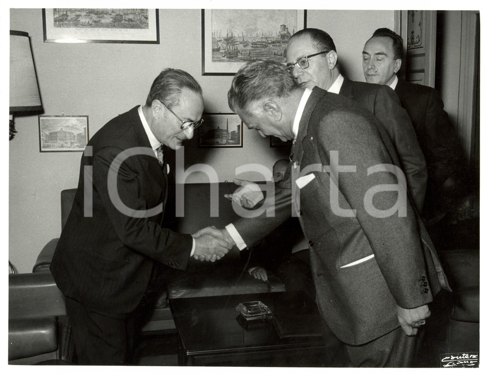 Fotografia d epoca originale 1969 ROMA Convegno ISLE  Saluti tra Umberto COZZOLINI e altri relatori Foto 1