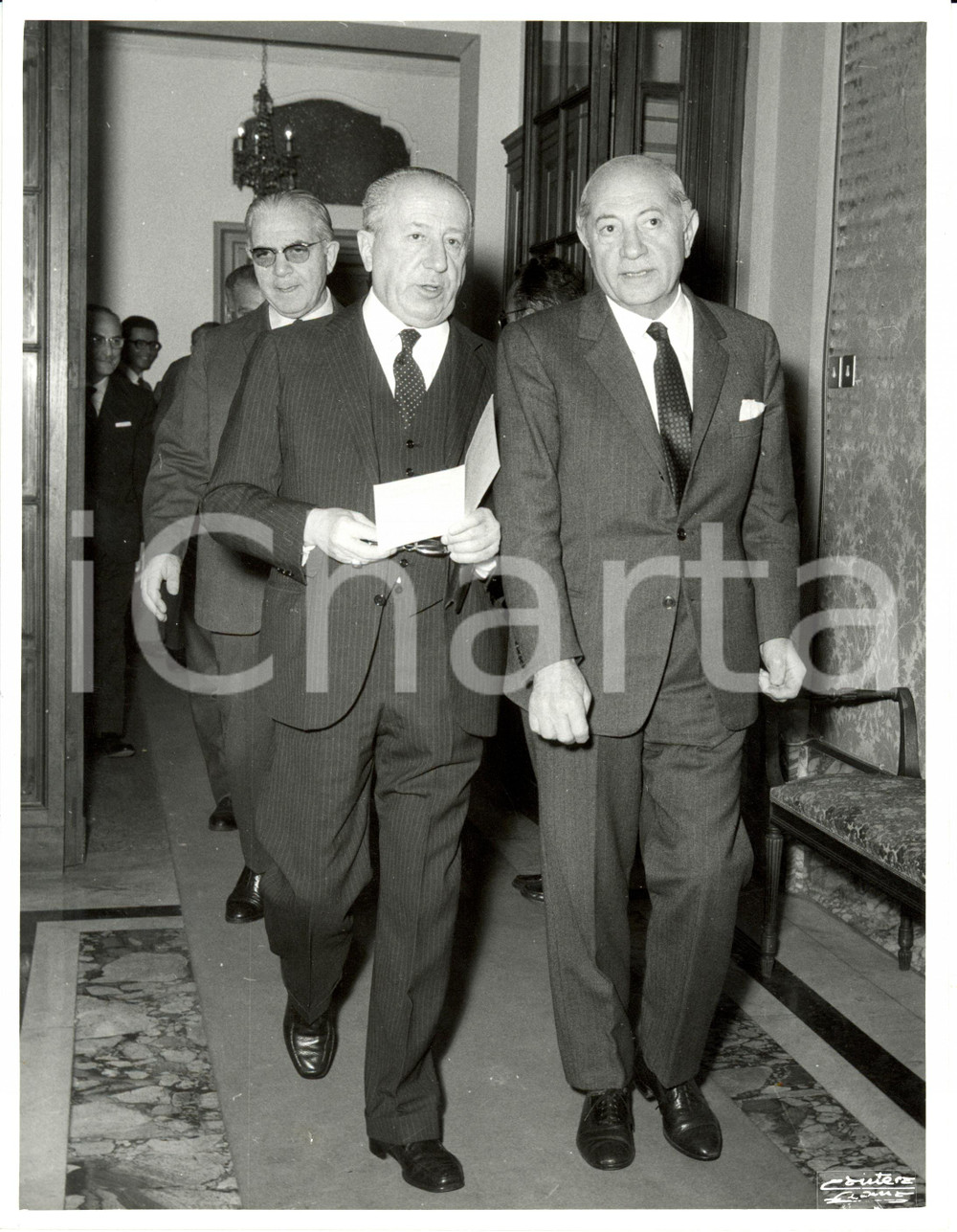 Fotografia d epoca originale 1969 ROMA Convegno ISLE  Relatori discutono all uscita Fotografia 1