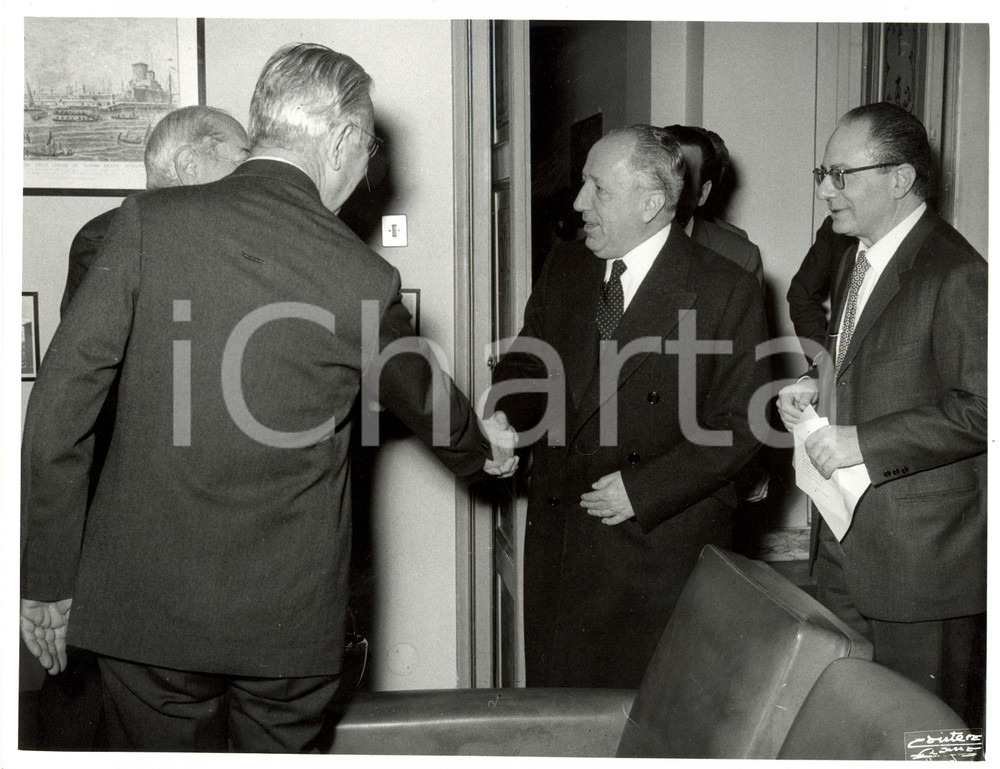 Fotografia d epoca originale 1969 ROMA Convegno ISLE  Saluti tra i partecipanti Fotografia 1