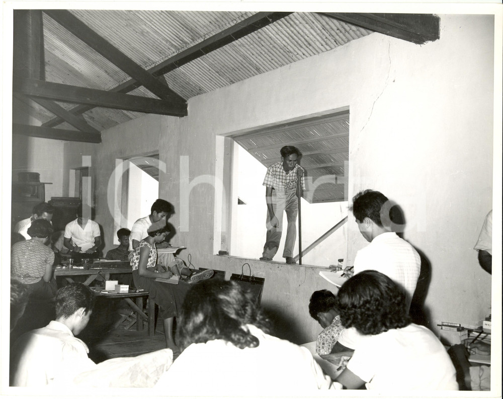 Fotografia d epoca originale 1960 ca CAMBOGIA Lezione laboratorio Complesso scolastico Missione Statunitense 1