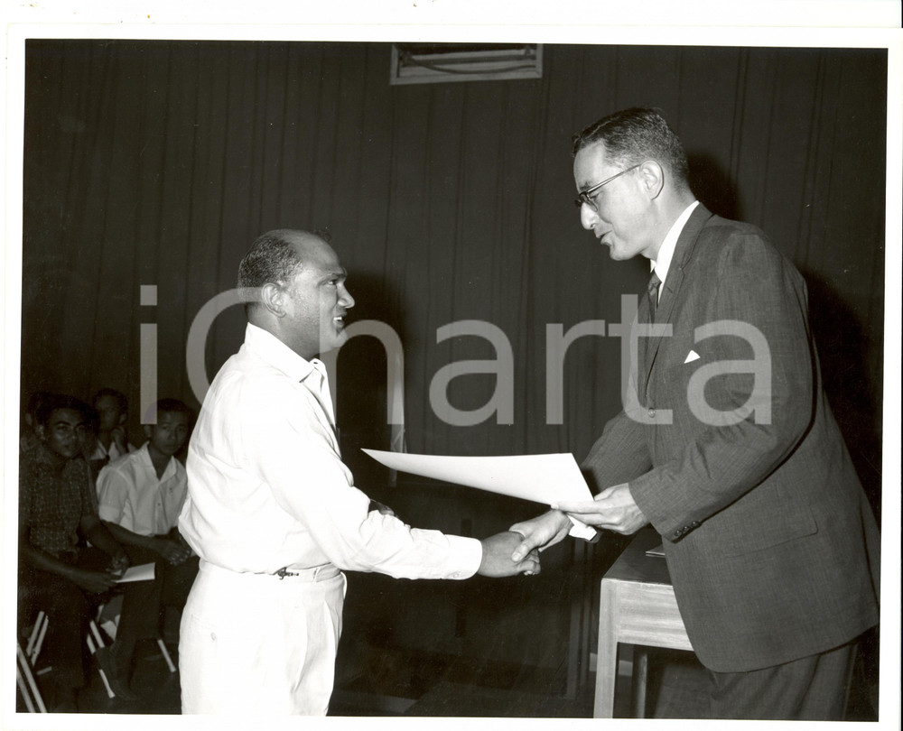 Fotografia d epoca originale 1960 ca CAMBOGIA Studente diplomato Complesso scolastico Missione Statunitense 1 1