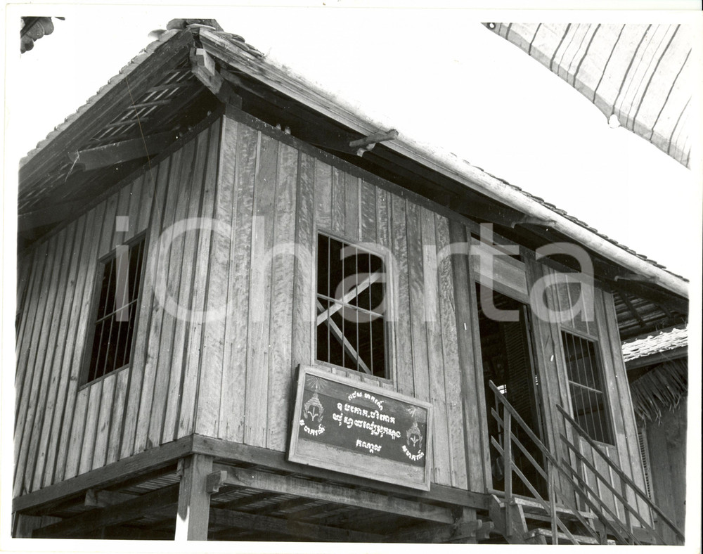 Fotografia d epoca originale 1960 ca CAMBOGIA Edificio scolastico in legno con aiuto missione USA Foto 1 1