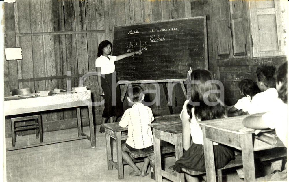 Fotografia d epoca originale 1960 CAMBOGIA Una lezione in corso nella nuova scuola dopo l incendio Foto 1