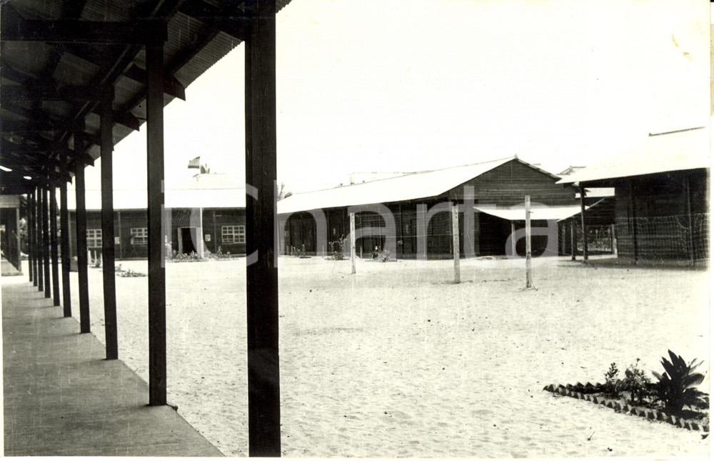 Fotografia d epoca originale 1960 ca CAMBOGIA Cortile interno della nuova scuola in legno Fotografia 1