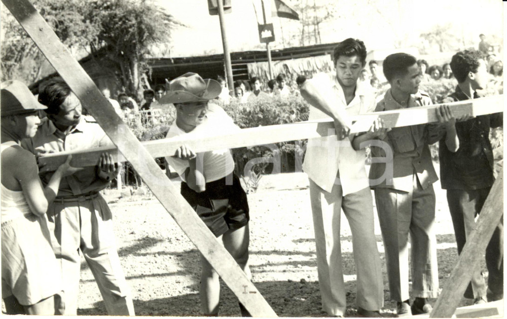 Fotografia d epoca originale 1960 ca CAMBOGIA Abitanti al lavoro per costruire la nuova scuola Fotografia 1