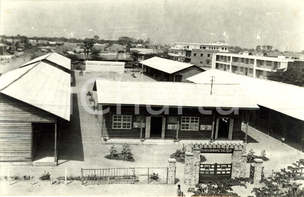 Fotografia d epoca originale 1960 ca CAMBOGIA Veduta dall alto della nuova scuola dopo incendio Fotografia 1
