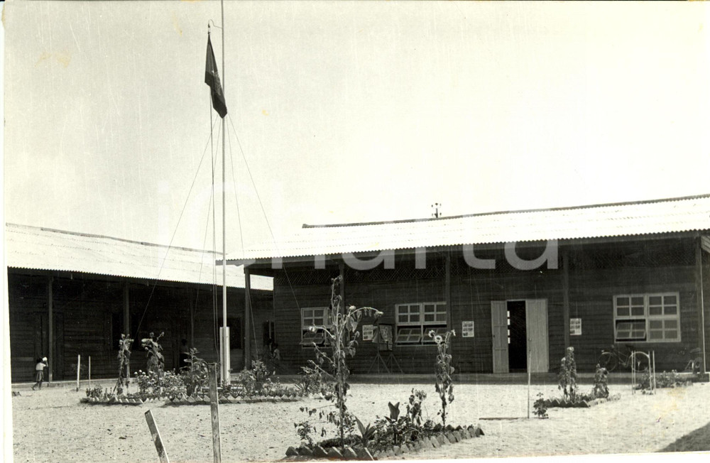 Fotografia d epoca originale 1960 ca CAMBOGIA Bandiera e girasoli davanti a entrata nuova scuola Fotografia 1