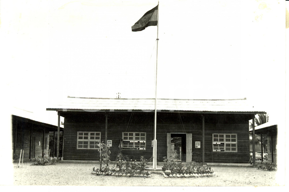 Fotografia d epoca originale 1960 ca CAMBOGIA Bandiera sventola davanti a entrata nuova scuola Fotografia 1
