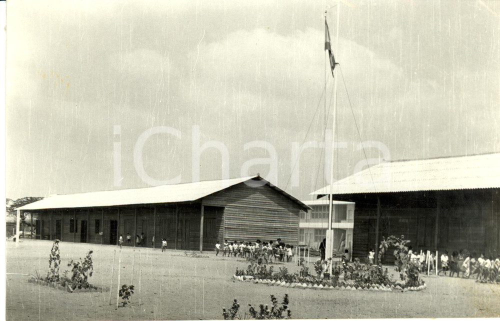 Fotografia d epoca originale 1960 ca CAMBOGIA Bambini nel cortile della nuova scuola in legno Fotografia 1