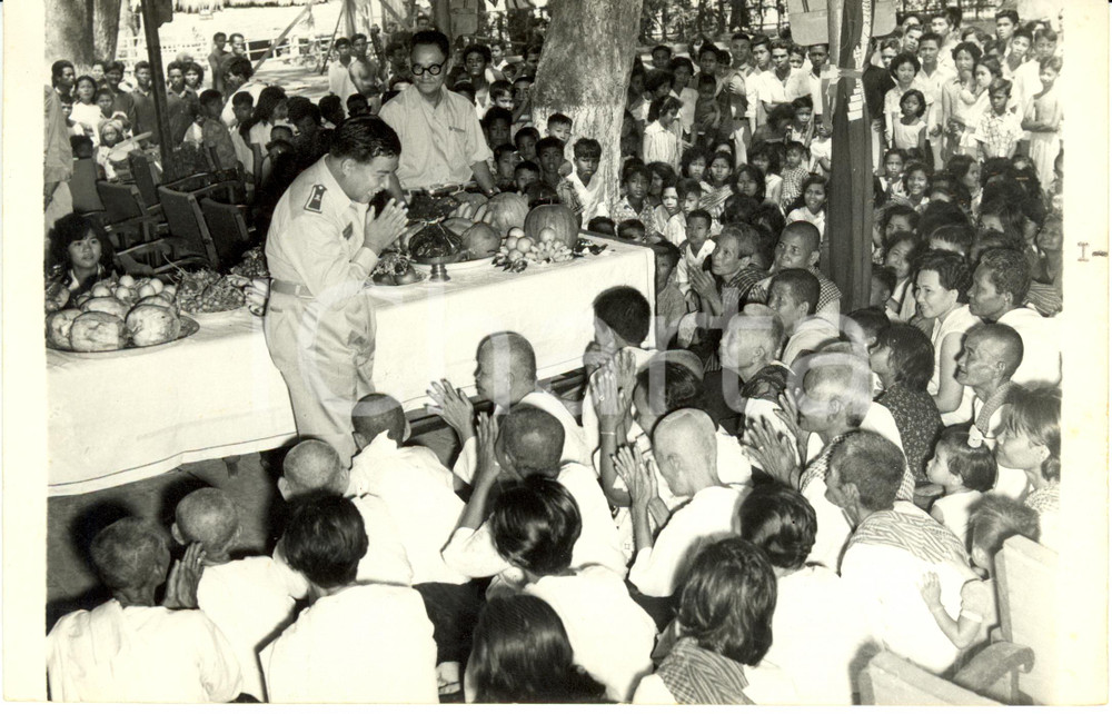 Fotografia d epoca originale 1960 ca CAMBOGIA Banchetto offerto all inaugurazione della nuova scuola Foto 1