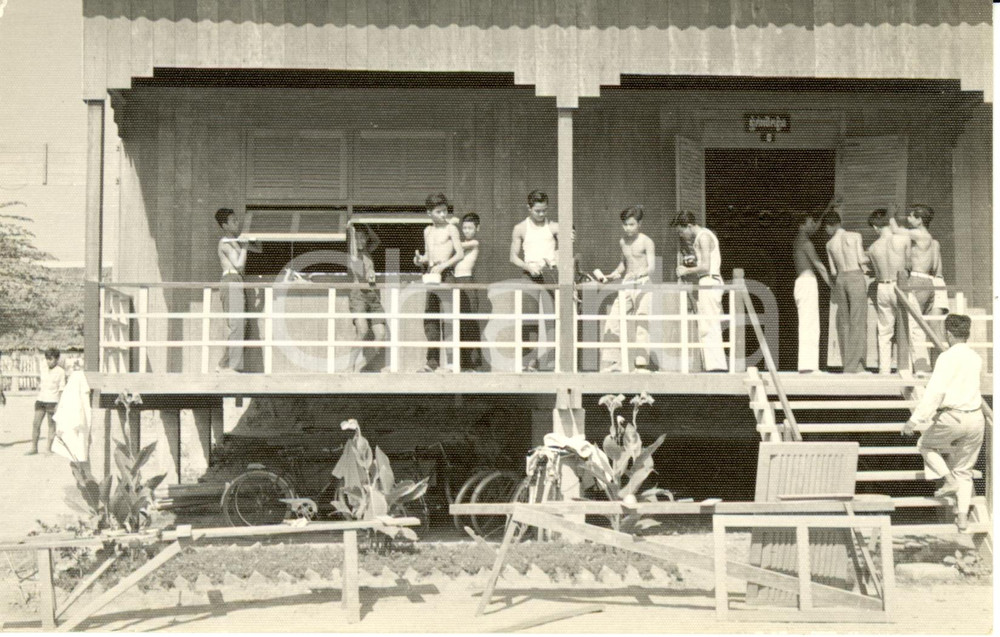 Fotografia d epoca originale 1955 ca CAMBOGIA Alunni al lavoro per costruzione edificio scolastico Foto 1