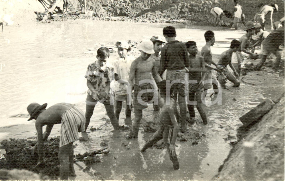 Fotografia d epoca originale 1955 ca CAMBOGIA Alunni scuola si dedicano a lavoro manuale Foto 14 x 9 cm 1
