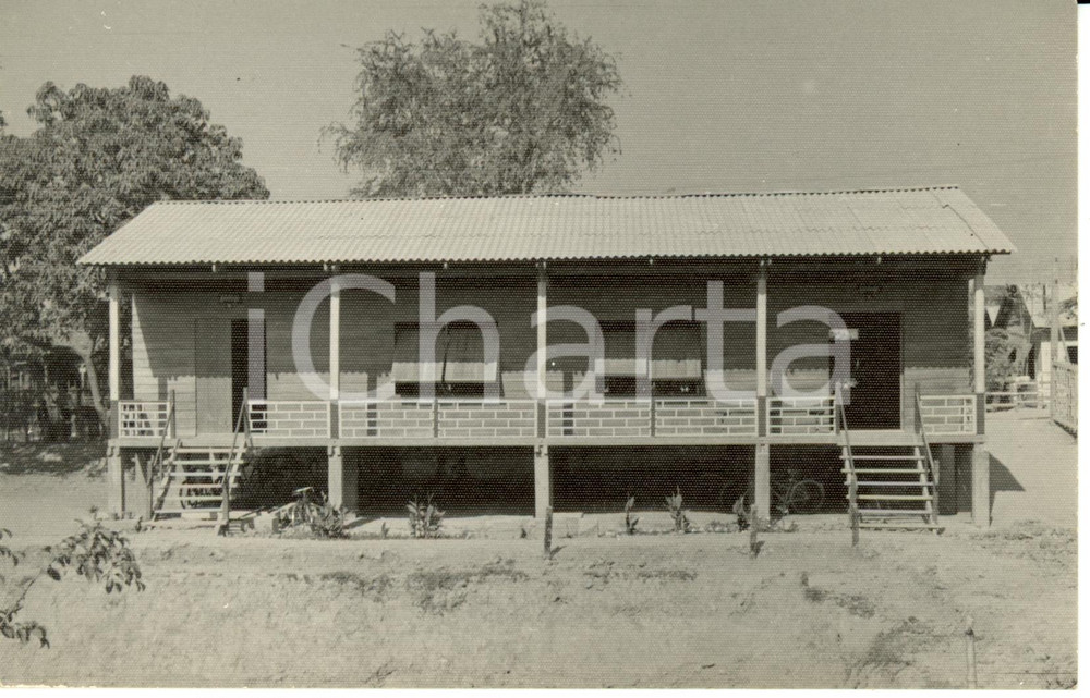 Fotografia d epoca originale 1955 ca CAMBOGIA Edificio scolastico in legno Fotografia 14 x 9 cm 1