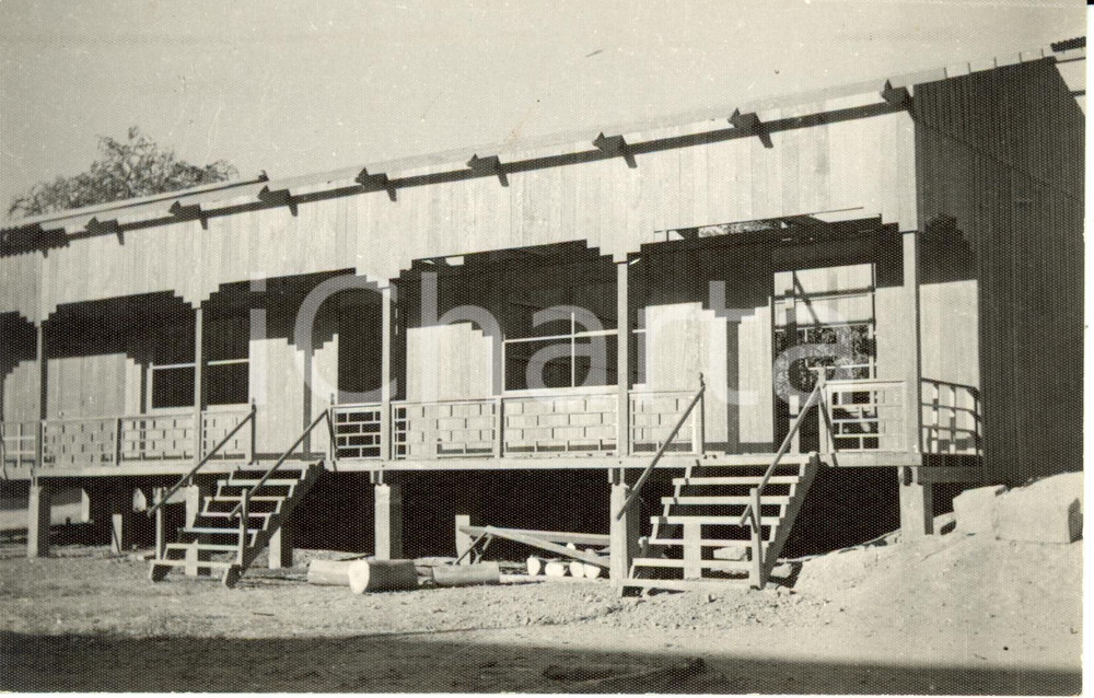 Fotografia d epoca originale 1955 ca CAMBOGIA Edificio scolastico in legno in costruzione Fotografia 14x9 cm 1