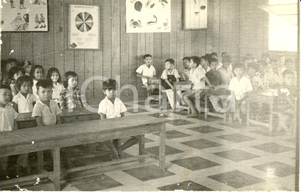 Fotografia d epoca originale 1955 ca CAMBOGIA Alunni di una scuola primaria nella loro classe Fotografia 1