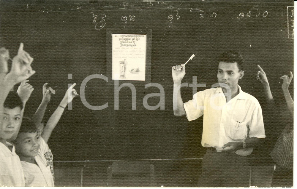 Fotografia d epoca originale 1955 ca CAMBOGIA Lezione di igiene in una scuola primaria Fotografia 1