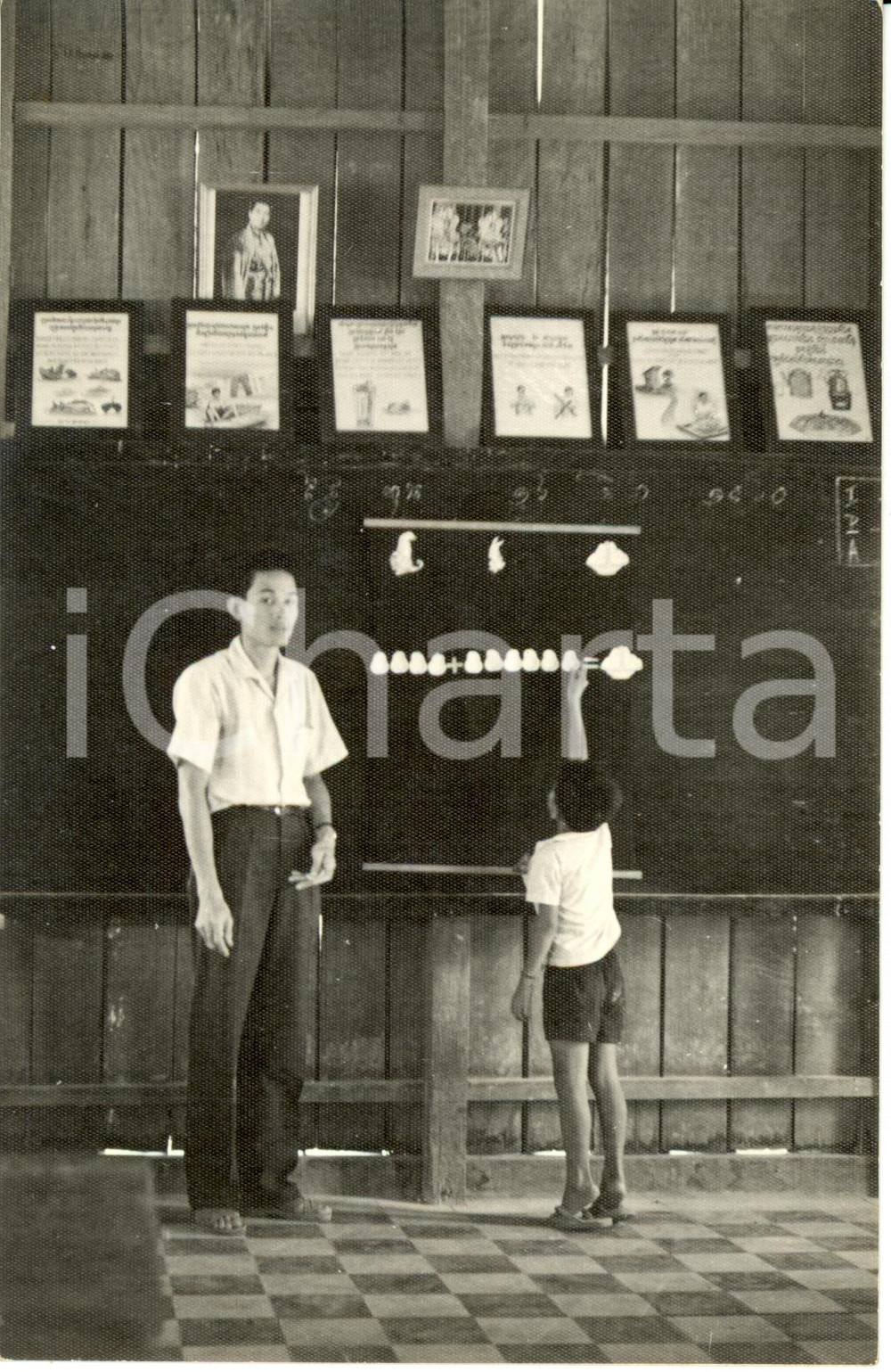 Fotografia d epoca originale 1955 ca CAMBOGIA Lezione in scuola primaria secondo l educazione moderna Foto 1