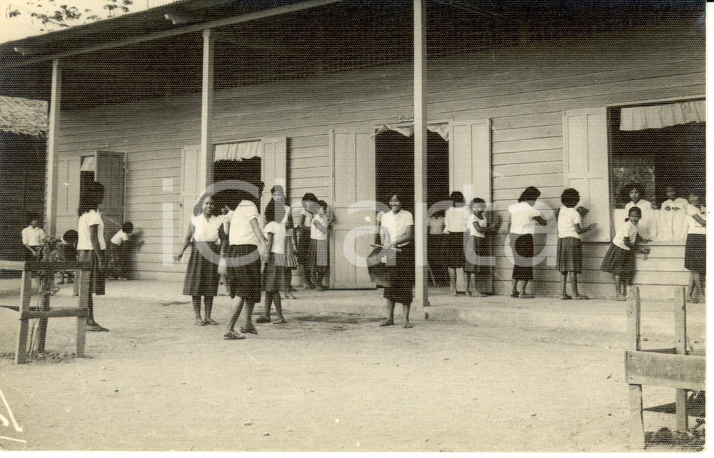Fotografia d epoca originale 1955 ca BOEUNG KENG KANG Cambodia Alunni scuola durante ricreazione Foto 1