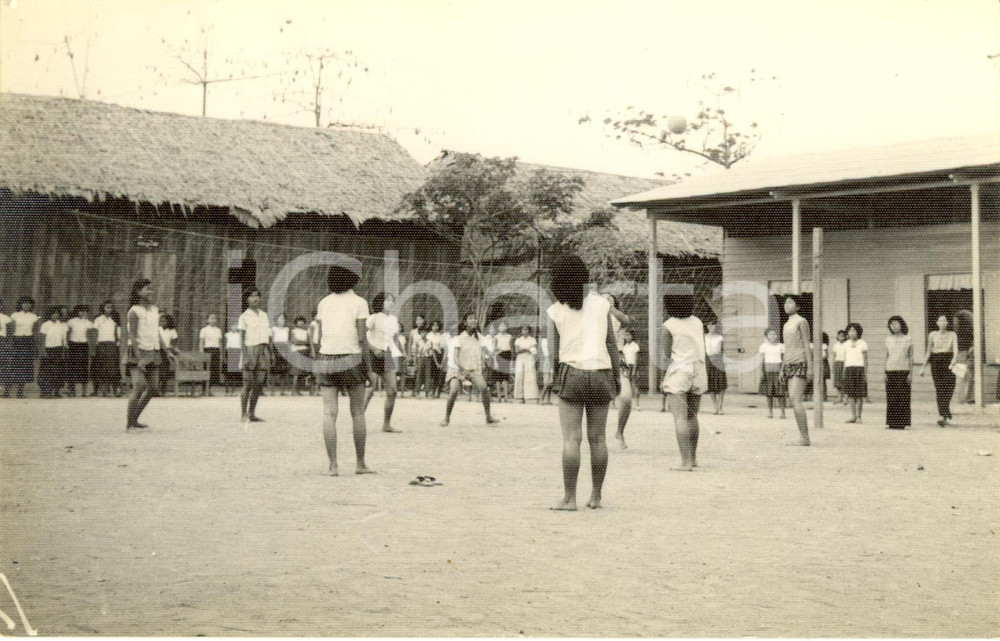 Fotografia d epoca originale 1955 ca BOEUNG KENG KANG Cambodia Partita di pallavolo in cortile scuola Foto 1