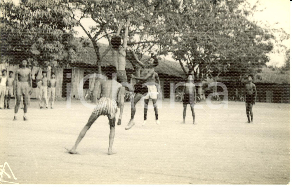 Fotografia d epoca originale 1955 ca BOEUNG KENG KANG Cambodia AttivitÃ  sportive in cortile scuola Foto 1