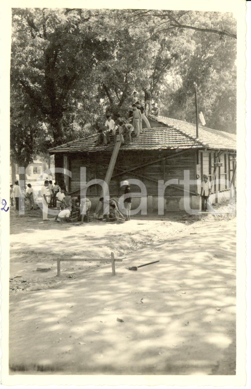 Fotografia d epoca originale 1955 ca CAMBOGIA Alunni terminano costruzione tetto scuola Fotografia 8 x 13 cm 1