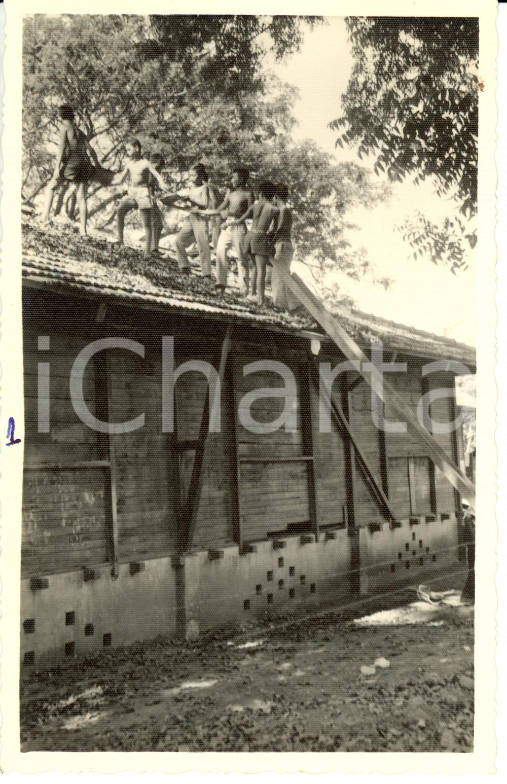 Fotografia d epoca originale 1955 ca CAMBOGIA Alunni sistemano il tetto della scuola Fotografia 8 x 13 cm 1