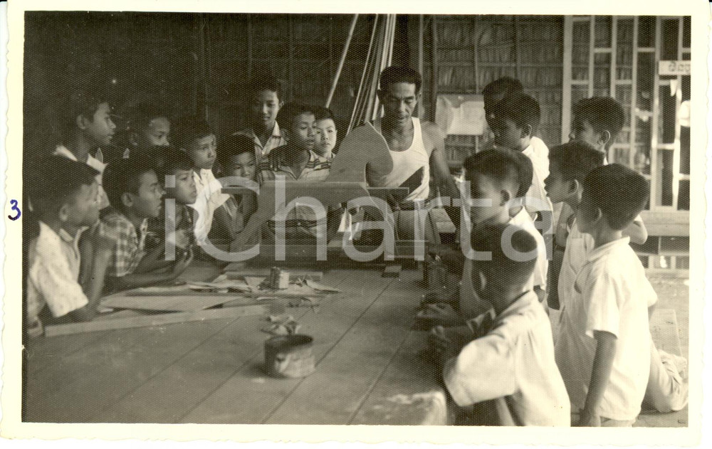 Fotografia d epoca originale 1955 ca CAMBOGIA Alunni costruiscono cavallo di legno Fotografia 13 x 8 cm 1