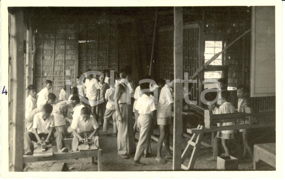 Fotografia d epoca originale 1955 ca CAMBOGIA Alunni durante laboratorio di falegnameria Foto 13 x 8 cm 1