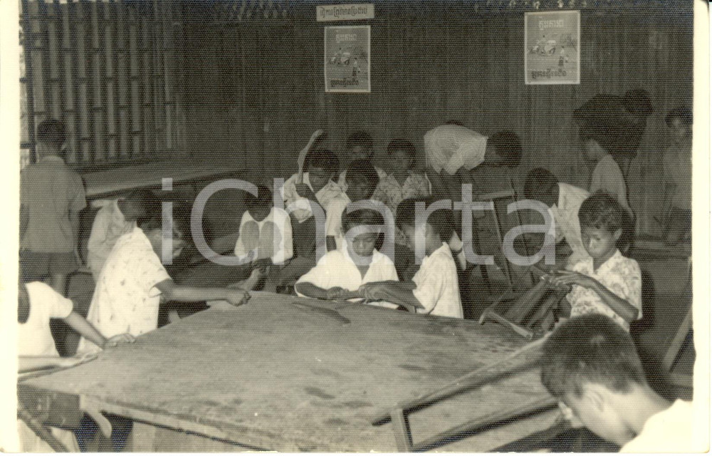 Fotografia d epoca originale 1960 CAMBOGIA Alunni impegnati nel laboratorio di falegnameria Fotografia 1