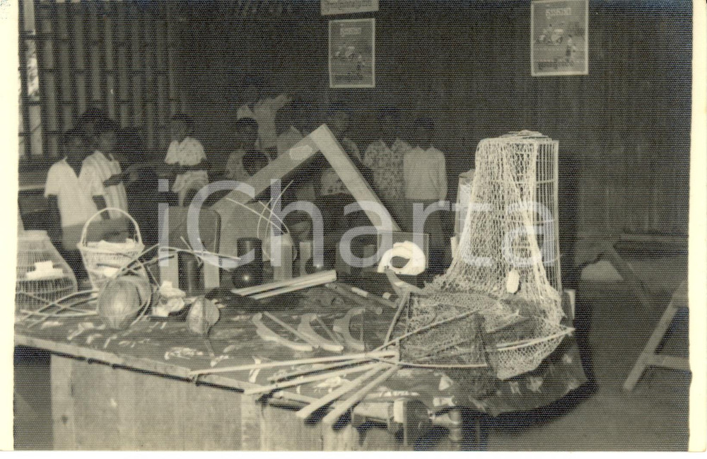 Fotografia d epoca originale 1960 CAMBOGIA Oggetti in legno fabbricati dagli alunni di una scuola Fotografia 1