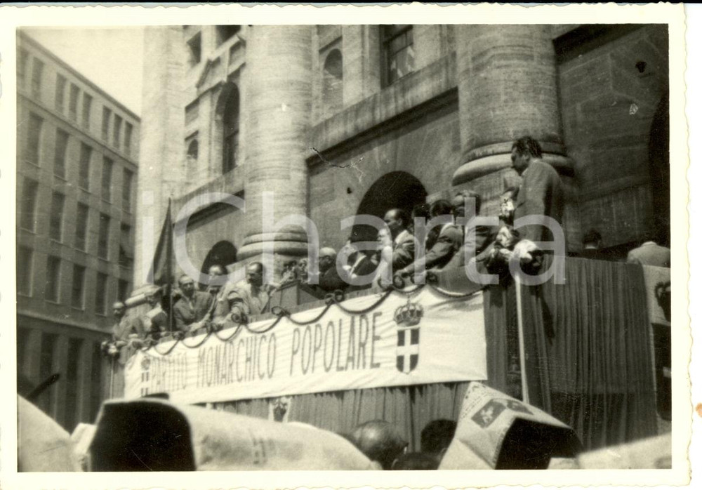 Fotografia d epoca originale 1955 MILANO Piazza AFFARI Esponenti PARTITO MONARCHICO POPOLARE parlano Foto 1