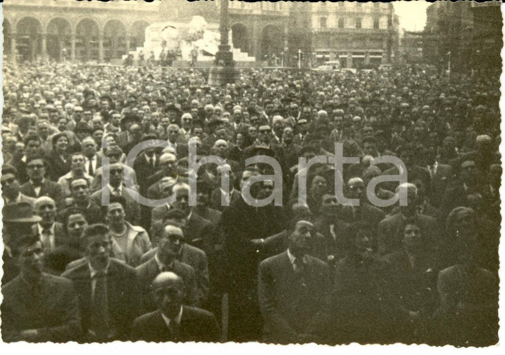 Fotografia d epoca originale 1955 ca MILANO Piazza DUOMO PARTITO MONARCHICO POPOLARE Grande folla Fotografia 1
