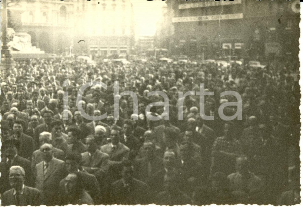 Fotografia d epoca originale 1955 ca MILANO Piazza DUOMO PARTITO MONARCHICO POPOLARE Orologi LONGINES Foto 1