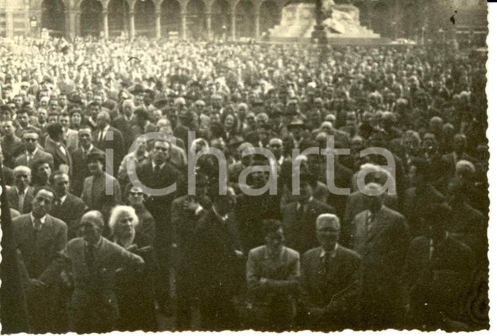 Fotografia d epoca originale 1955 ca MILANO PARTITO MONARCHICO POPOLARE riempie Piazza DUOMO Fotografia 1