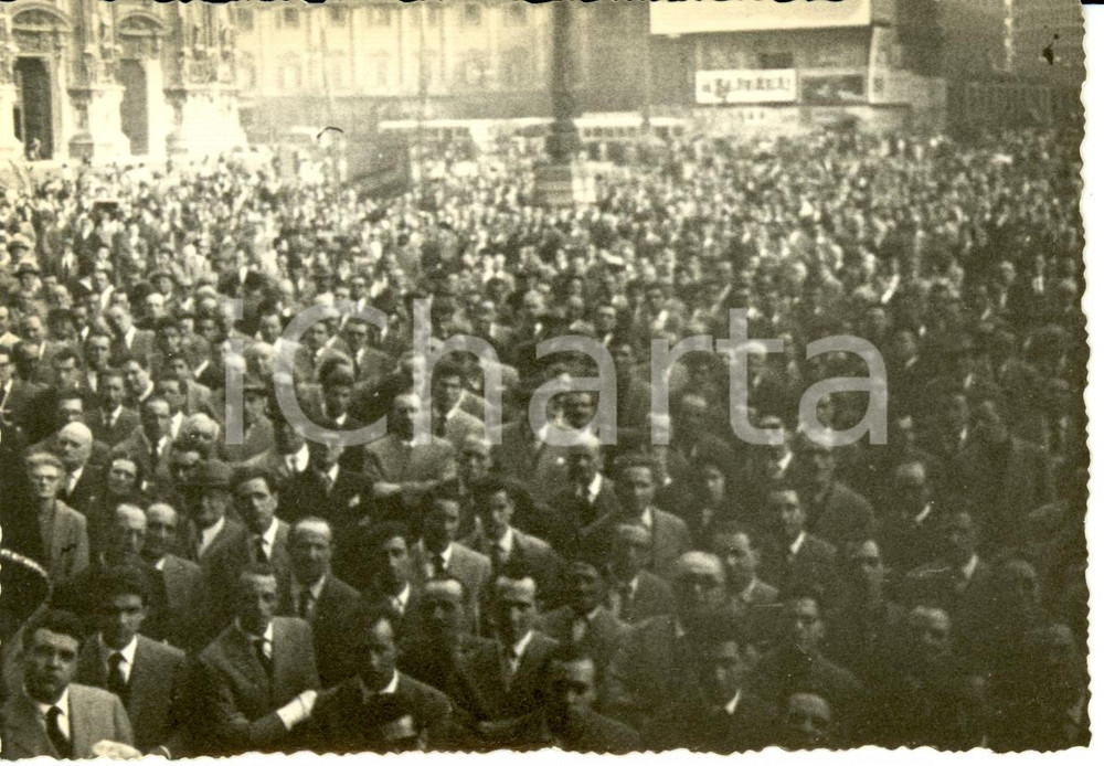 Fotografia d epoca originale 1955 ca MILANO PARTITO MONARCHICO POPOLARE Comizio in Piazza DUOMO Fotografia 1