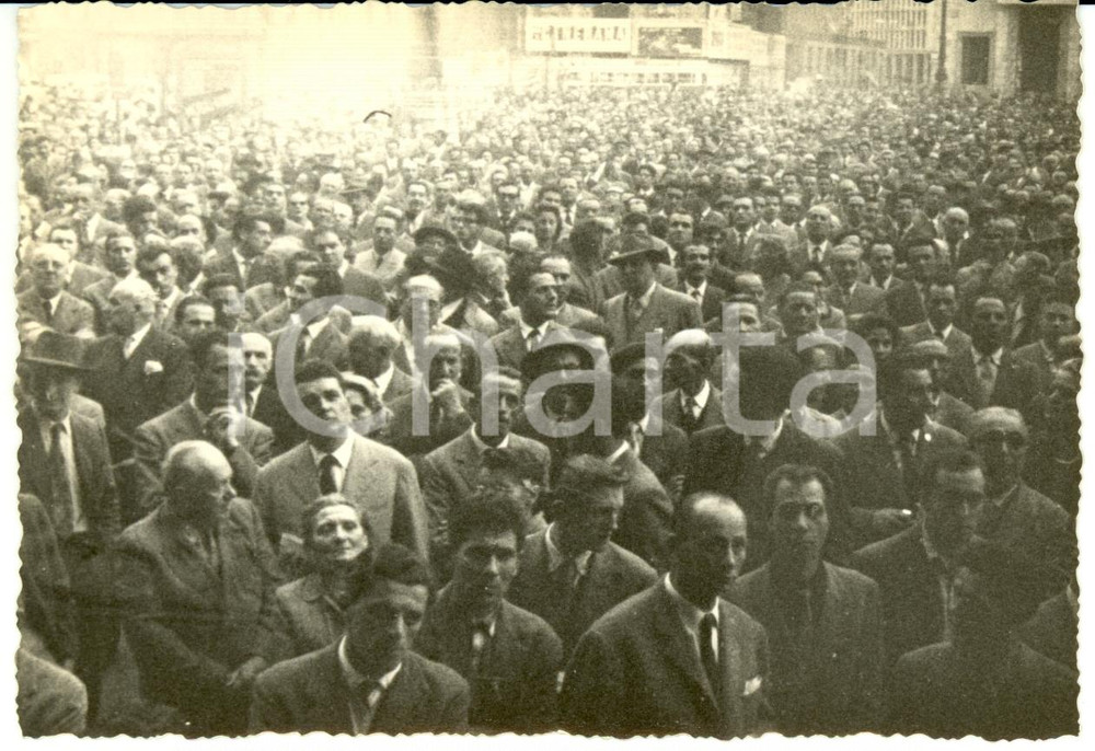 Fotografia d epoca originale 1955 ca MILANO Piazza DUOMO affollata per PARTITO MONARCHICO POPOLARE Foto 1