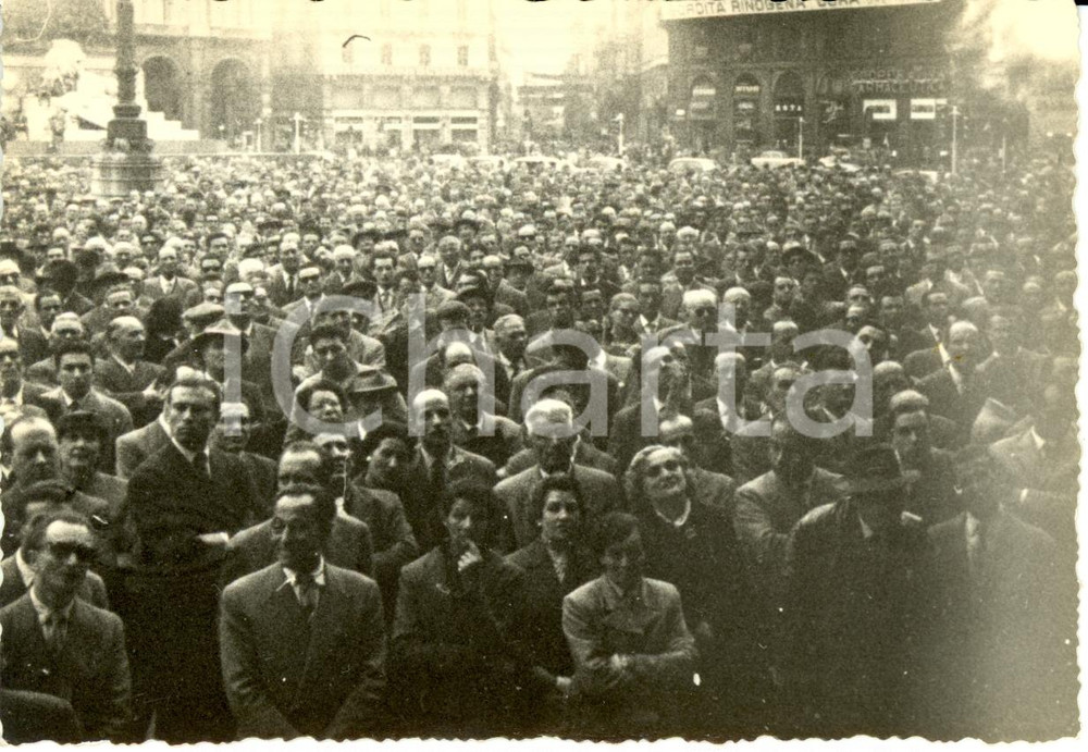 Fotografia d epoca originale 1955 ca MILANO Piazza DUOMO Folla al comizio PARTITO MONARCHICO POPOLARE Foto 1