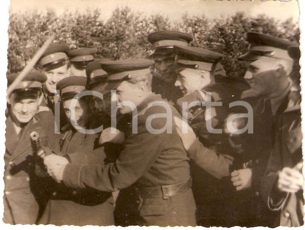 Fotografia d epoca originale 1950 ca URSS Militari dell ARMATA ROSSA scherzano con mitragliatrice Fotografia 1