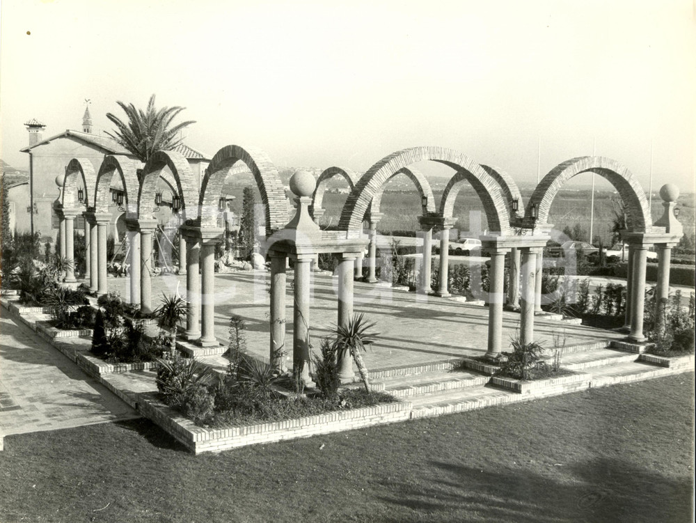 Fotografia d epoca originale 1970 ca MARINA VELCA VT TARQUINIA Golf COUNTRY CLUB  Esterno piscina Foto 1