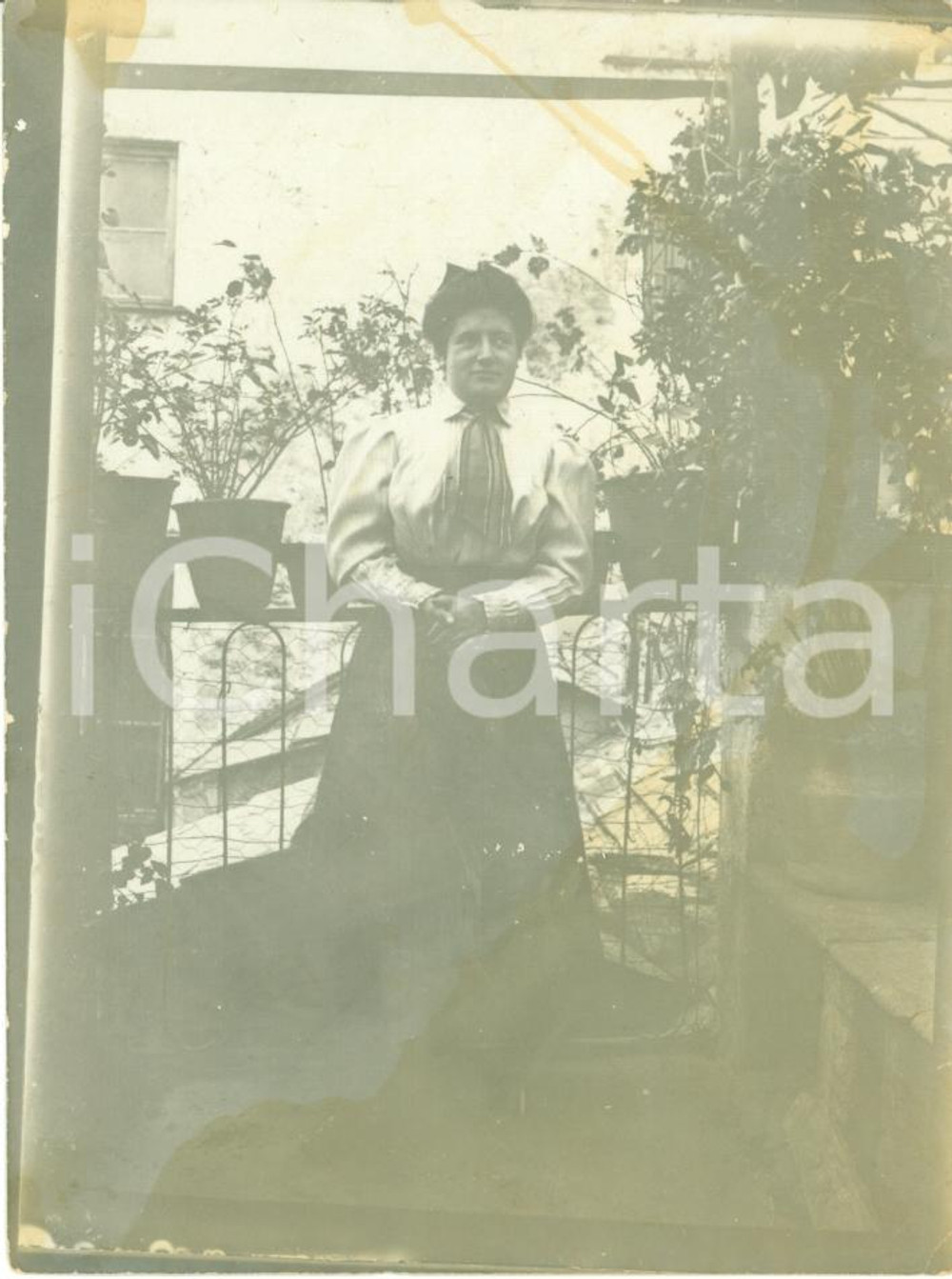 Fotografia d epoca originale 1910 ca GENOVA Ritratto di popolana in un balcone fiorito Fotografia 1